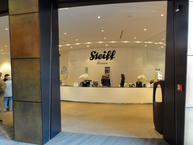 博物館の入口です。<br /><br />ショップの会計で博物館のチケットが買えます。<br /><br />４月〜１０月は　９：３０〜１９：００<br />１１月〜３月は１０：００〜１８：００<br /><br />休館日は不定期ですが、年に５回程度<br />入館料は８ユーロです。<br /><br />博物館内は写真撮影禁止になっています。　