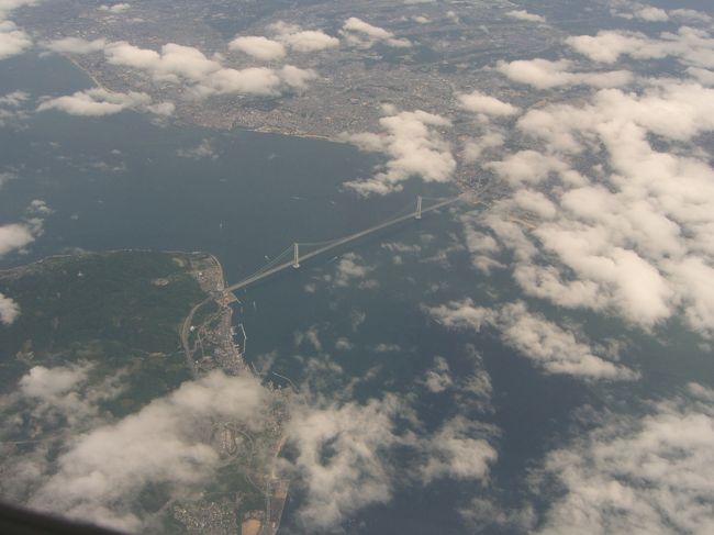 雲の間から、明石海峡が見えました!<br />