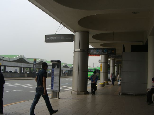 金浦空港に無事到着。<br /><br />明洞へは６番乗り場のリムジンバス（６００１）で行きます。<br />