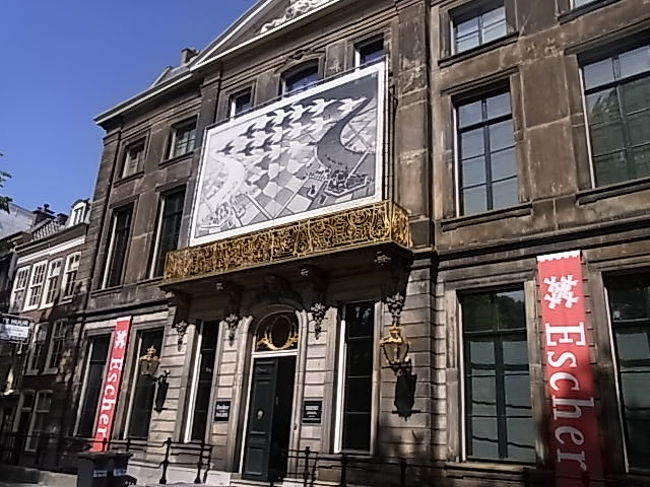 アルクマールから直通電車約1時間でハーグに着きました。途中ハーレムでスイッチバックしました。<br /><br />キューケンホフ行きのバス時刻を確認してエッシャー美術館に向かいます。<br /><br />徒歩10分強で着きました。<br /><br />まずは、ロッカーに荷物を預けます。