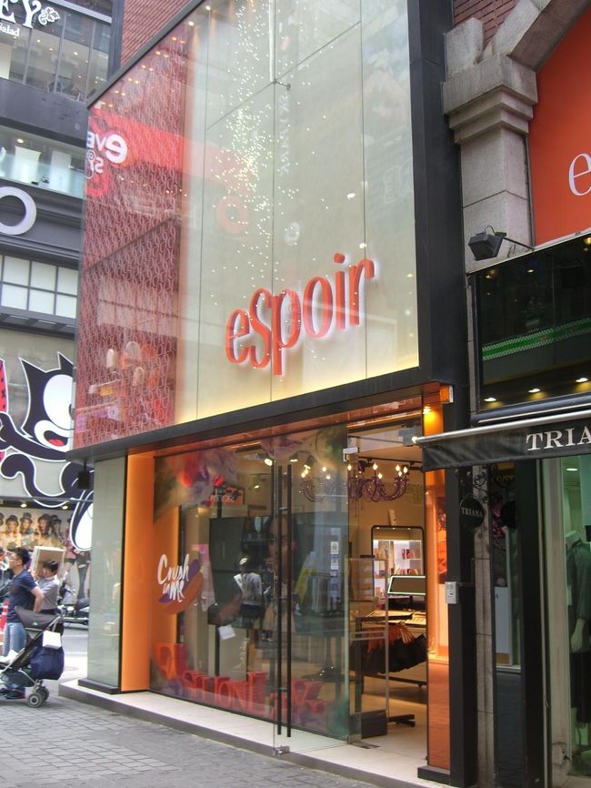 ホテルがＳＥＪＯＮＧ ＨＯＴＥＬなので、チェックインには時間が早いためスーツケースを預かってもらい明洞へお買物！<br /><br /><br />およよ(゜_゜>)<br />１月に来た時は、クォン・サンウのティアーズがあったのに！<br /><br />丸々お店がすっぽり変わっています\(◎o◎)／！<br /><br />