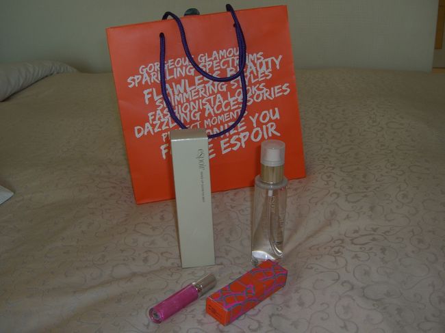 ・ＭＡＫＥ−ＵＰ ＧＬＯＷ ＦＩＸ ＭＩＳＴ<br />　化粧した上からプシュッ！　ジャスミン？のような芳しい匂いで癒されます。<br /><br />・キラキラたっぷりのグロス<br /><br />２点で４０，０００ウォンでした。