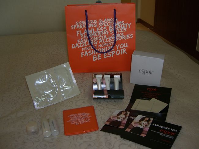 お土産に手鏡など沢山サンプルをくれました♪