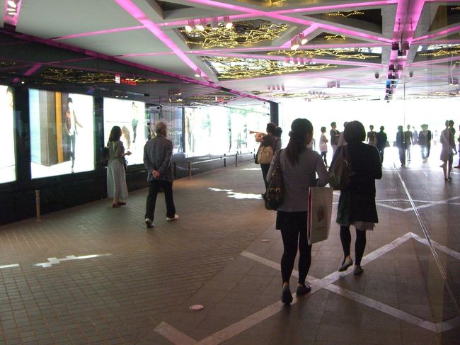 ロッテ百貨店にいつも買う萬田食品さんの のり を買いに行き、免税店をウロウロして〜<br /><br />帰る途中に韓流スターと一緒に写真をとるファンのみなさんが！<br />皆さん楽しそう♪