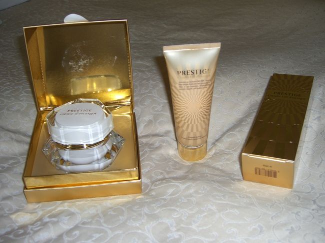 ホテルの近くに新しく「ＪＮ ＳＨＯＰＰＩＮＧ ＭＡＬＬ」が出来ていました。<br /><br />そこで、ＩＴ’Ｓ　ｓｋｉｎのデンデン虫クリームを購入。<br />すると、右側のＣｉｒｃｕｌｅｒＬｉｆｔｄ’ｅｓｃａｒｇｏｔを１本無料で貰えました（＾ｕ＾）。<br />これは、デンデン虫クリームの後に週２回塗って寝るクリームだそうです。<br />