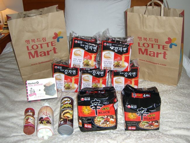 ・友達に頼まれたジャガイモ麺のラーメン<br /><br />・ＢＬＡＣＫ辛ラーメン　←　これは辛そうだけど美味しそう（＾ｖ＾）<br /><br />・トウガラシの粉末<br /><br />後は自分用のお菓子です。