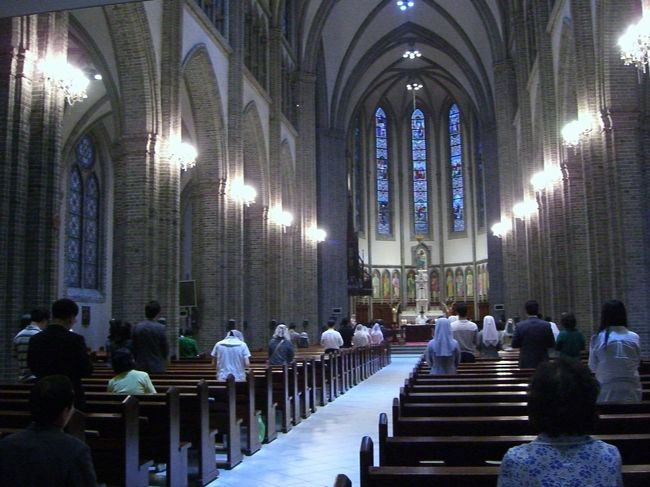 聖堂に向かう人がいたので、ついていくとミサが行われていました。