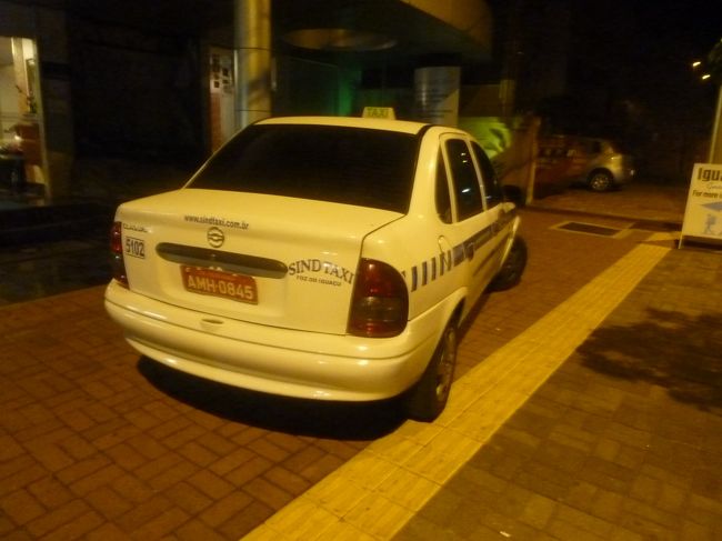 タクシーの待ち合わせ時間の朝の4時<br />フロントにいってみるもだれもいません<br />車も来そうにないので自力で捕まえようと外に出て、ちょこっと歩くと、ホテル・デルレイにタクシーがとまっていました。<br />乗れる？と聞いてみると、予約車なのでと別のタクシーを呼んでくれました<br />何分ブラジルだし、真夜中に町を歩くのはちょっと緊張しました