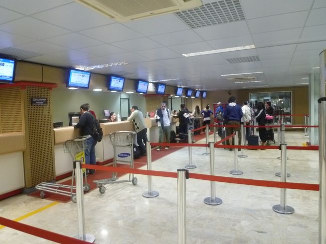 タクシーで空港まで行き（44R ）<br />チェックインします 