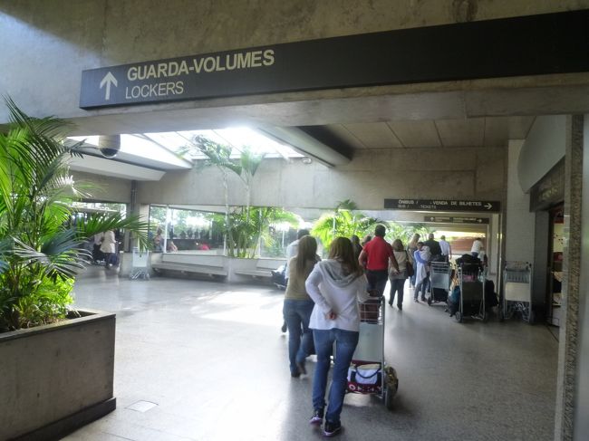 空港の預け所にて荷物を預けてから（9R）