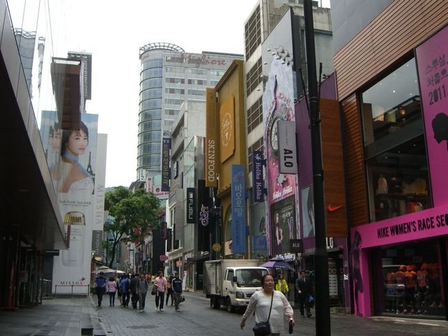 朝からの天気が微妙でしたが、今日は北村散策と決めていたので、<br />明洞をぶらぶら歩きながら乙支路３街駅まで歩きました。