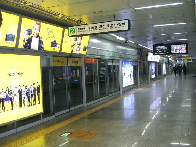 ソウルの地下鉄は電車とホームの間をガラス壁で区切られています。<br /><br />日本の地下鉄もここまで整備されると線路への落下事故率は減りますよね…<br /><br />広告もインパクトがあります！