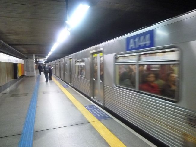 しばらくリベルダージを歩いたあとは、<br />ホアキム駅からメトロに乗って