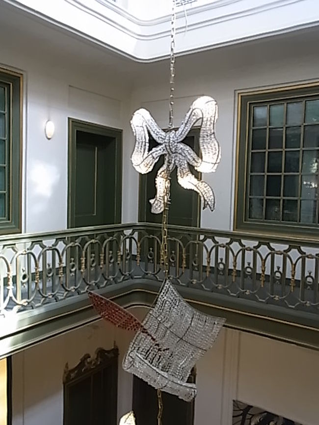 シャンデリア１３<br /><br />吹き抜けにつるされています