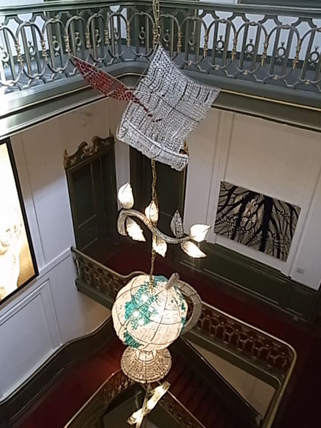 だまし絵風写真を撮れるコーナーもありました。１回５ユーロです。せっかくなので撮りました。その場で１枚プリントアウトしてくれます。emailアドレスには画像送り放題です。<br /><br />またブロックを組み立てるPCゲームコーナーもありました。面白くもっと遊びたかったのですがキューケンホフ公園での観光時間も考慮し２時間ほどで駅に戻りました。