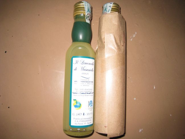 リモンチェッロ（３．５ユーロ／１本）。ネットでも、リモンチェッロは買える樣だが、通りの酒屋で安かったので。ボトルは様々で、もっと可愛らしいものもあったけど、中身は一緒と言われたので、シンプルな物を選んだ。「試してみる？」と聞かれたが、たくさん買うつもりはなかったので、遠慮した。ＧＡＪＡ等、ワインも結構あった。