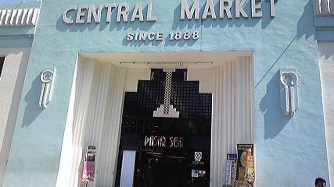 やってきましたセントラルマーケット。<br /><br />薄い水色の壁がキレイ。