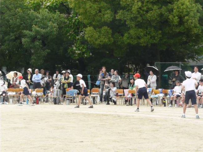 校歌斉唱中です。<br />http://www.youtube.com/watch?v=f7j-ElTeIXI<br /><br />左写真は徒競争です。<br />http://www.youtube.com/watch?v=3aNc3jiHnIs