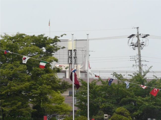 運動会の全競技が終了して、国旗と国歌が下ろされています。<br />先生全員は帽子を取っています。<br /><br />http://www.youtube.com/watch?v=sL4KZXo3t7g