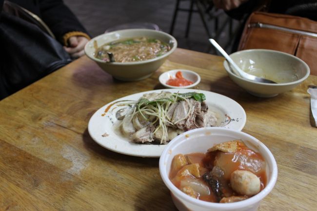 偶然出くわした女子大生2人とご飯を一緒に頂く。<br />奥の麺料理は美味！手前の台湾おでんは激辛でした。。