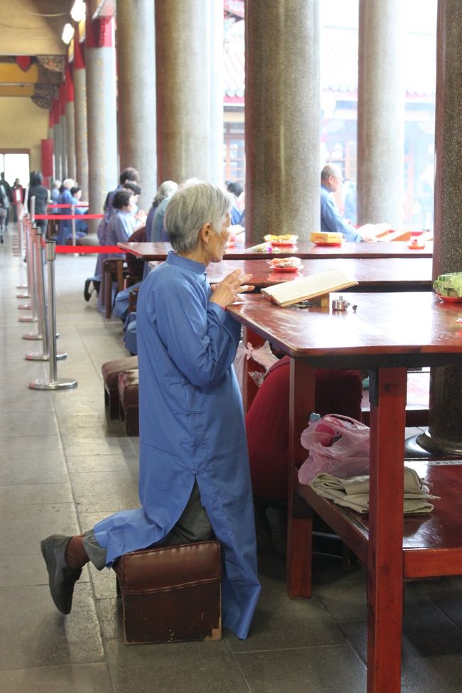 龍山寺。<br />参拝方法を予習してかず挙動不審だった私。<br />しかし、現地の人が親切にジェスチャーで教えてくださいました。<br />縁結びのお守り購入したよ。<br /><br />参拝して4ヶ月経過した今効果は現れてません。<br />やっぱり参拝方法間違えたかな？