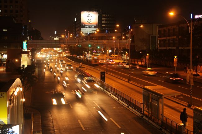 台湾の夜凄く好きだった。<br />私、23女子だけど夜出歩いても全然平気なくらい治安良し◎<br />シャッターきりまくったよ。