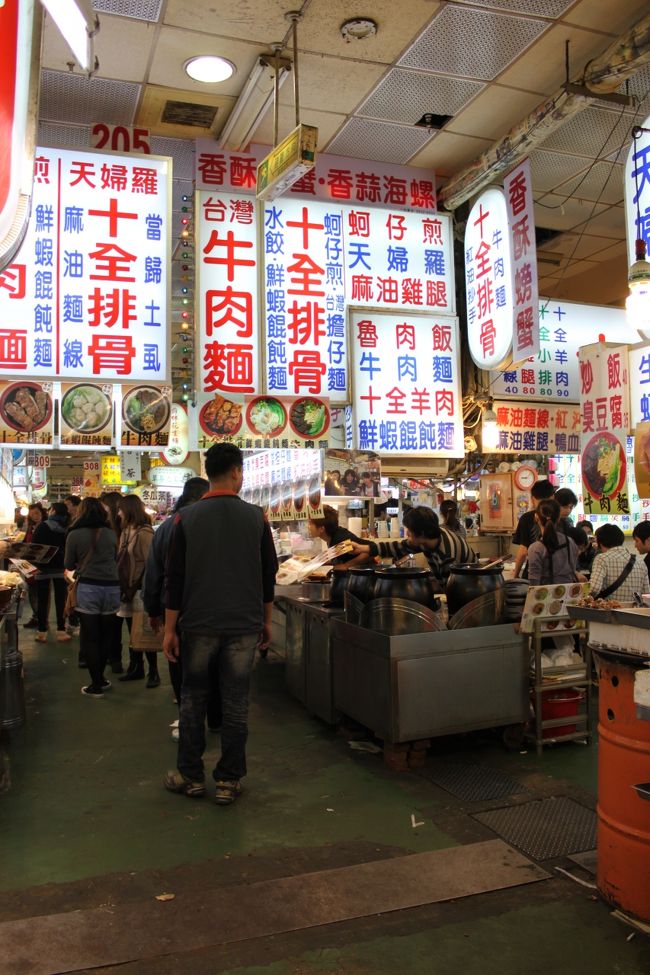 台湾っぽいよね。<br />ガイドブックに乗ってるよねこの肉って言う看板。