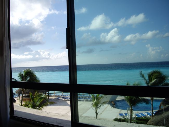 ２日目。<br />起きてビックリ！<br />なんて素晴らしい眺望が！<br /><br />部屋からの青いカリブ海と青い空の景色が…素敵です。
