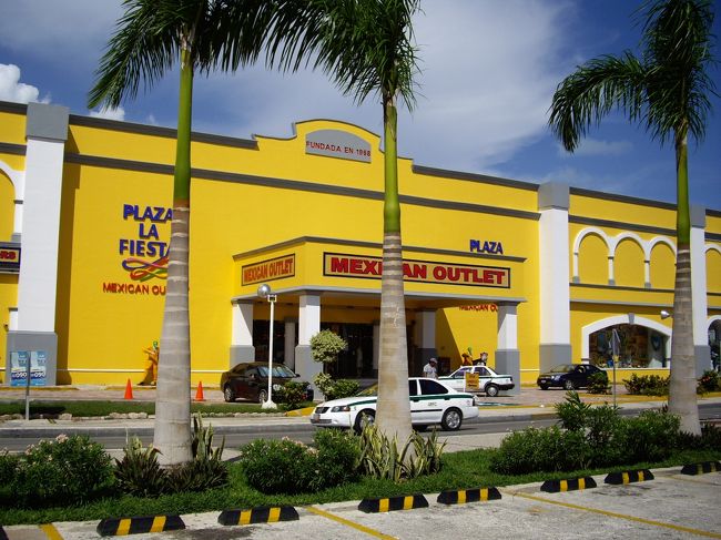 近くにあった『Ｐｌａｚａ　ｌａ　Ｆｉｅｓｔａ』。<br /><br />お土産屋さんです。<br />とりあえずなんでも揃っています。