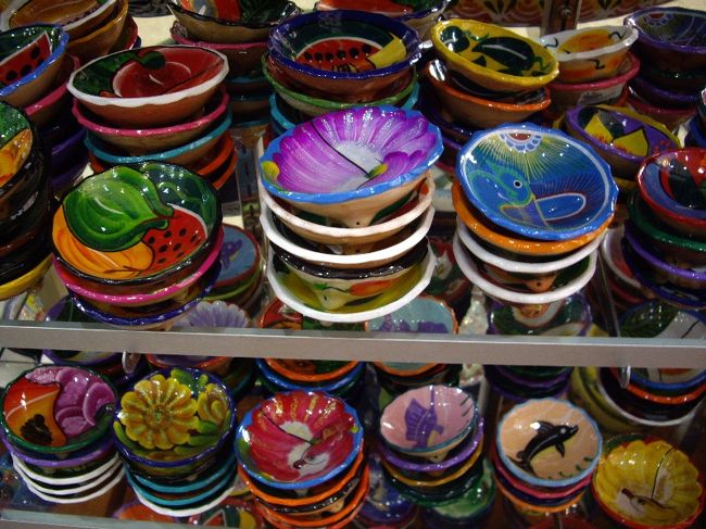 お皿とか。<br />この小さいタイプで＄３〜５程します。<br />可愛いから沢山買いすぎちゃって、値段見て気持ち悪くなりました。 <br /><br />メキシコは物価が激高です。