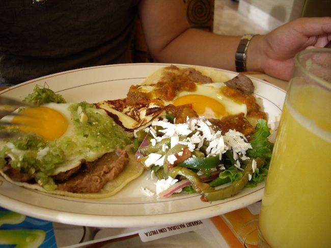 ４日目。<br />近くのファミレスにて、朝ごはんです。<br /><br />なんと、一人1,200円程しましたwow