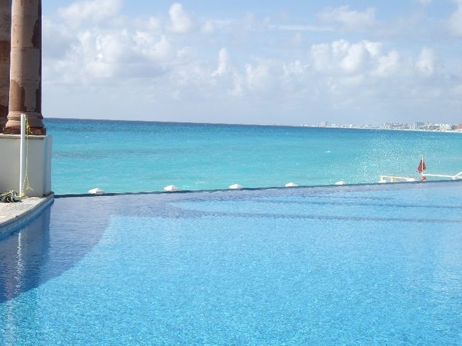 手前がプール。<br />奥が海。<br /><br />境目にさえぎるものがなくて、贅沢です。