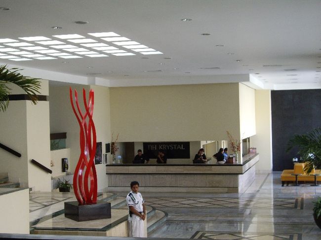 『ｎＨ　ＫＲＹＳＴＡＬ　ＣＡＮＣＵＮ　ＨＯＴＥＬ』<br /><br />とても大きく綺麗で。<br />ｶﾞｲﾄﾞﾌﾞｯｸに１泊＄１７９〜って書いてありました。<br /><br />これでリーズナブルな方なんて…<br />恐るべしカンクンリゾート。