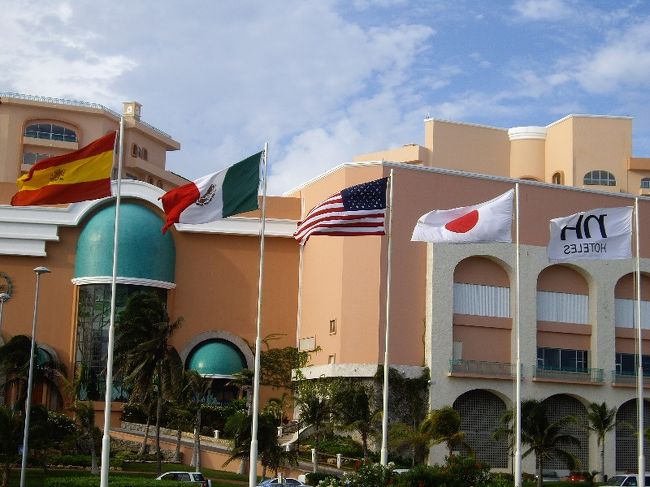 ホテルの外観。<br /><br />どのホテルも旗が沢山たっております。