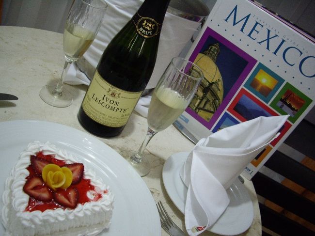 夜カンクンに上陸。<br /><br />部屋に着いたら…<br />ハネムーンってことで、ホテルよりウエルカムサービスが置いてありました。<br />安いプランだったのに、さすが、リゾートです。<br />