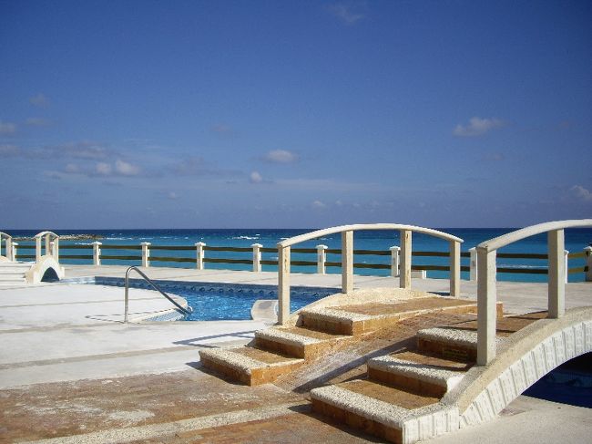 テラスが広くて、プールがあります。<br /><br />ちなみにこのプール、深いとこで２〜３メートルありました・・・