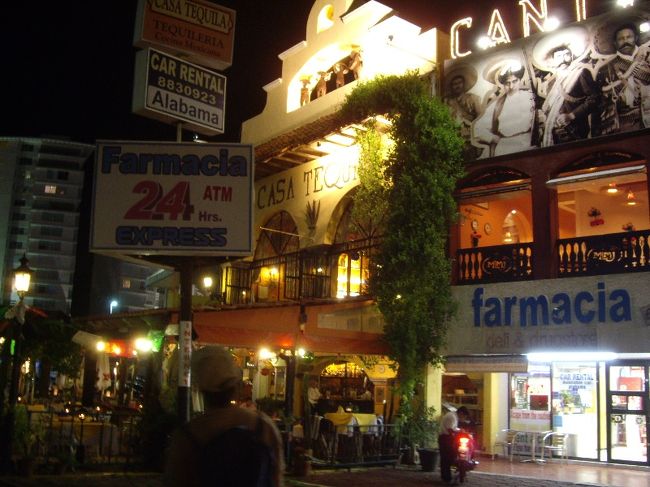 カンクンに戻って。<br /><br />今夜はラストナイトだし、遊びたい！<br />ここまで夜の写真が全くないのは…<br />実は、毎日ホテル帰ると夫が寝てしまって起きなくて。<br /><br />一度もテキーラを飲んでいないのです。