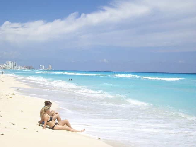 カンクンに戻り、そのまま、また海へ。<br /><br />こっちの海も綺麗なんですよね。ここの海はまさにバスクリン？？<br />青いというか、グリーンに近い、綺麗です。<br /><br />海の中で遊んでたら＄１００を拾いました。<br />さすがリゾート。<br />落ちてる（浮いてる）金額も違う・・・<br />