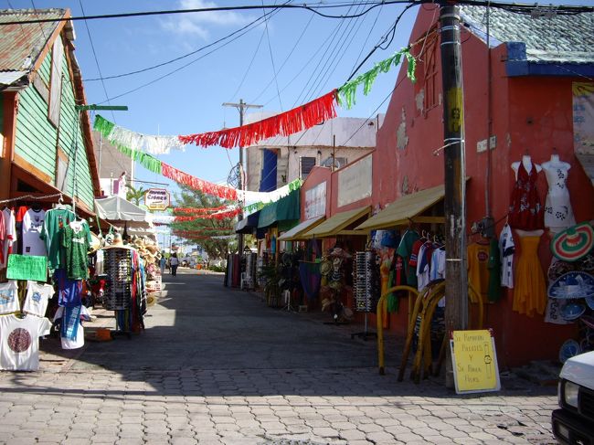 ４０分程海原を走り、なんとか島に到着。<br /><br />帰りの夕方の便の時間をしっかりチェックして海に向かいます。<br /><br /><br />おおーなんかのんびりした素朴な雰囲気で。