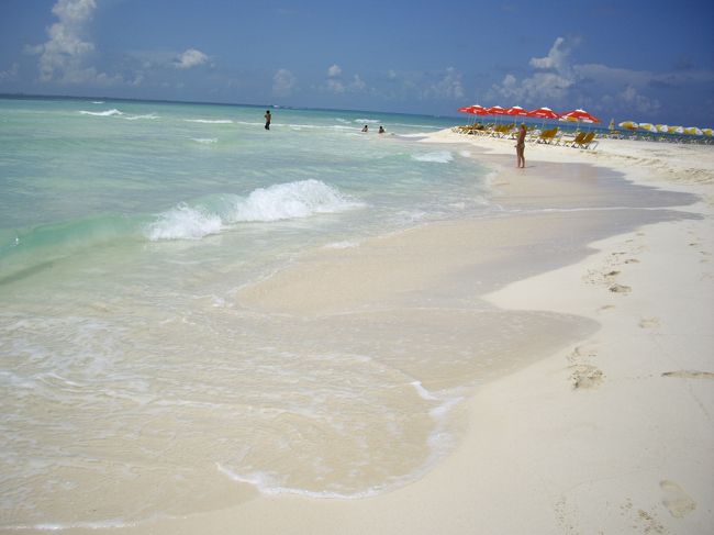 いよいよ『ココ・ビーチ』に着きました。<br /><br />おおおおー綺麗！<br />まさにヘブンです。