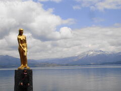 嫁さんがどうしても行きたかったという田沢湖の「たつこ像」。美の神様とのことです。キンキラキンです。

