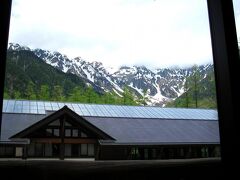 急に曇天になってきたけど、レストラン窓からの、こんな山岳風景を眺めながら・・