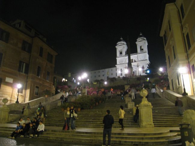 フロントで聞いてみたら、深夜でも問題なさそうなのでいってみた。１２時で人もまばら・・・でも、人はいた。花売りがカップルを見つけては、声をかける。私には、スルー。ホテルから坂を登ったらすぐだった。