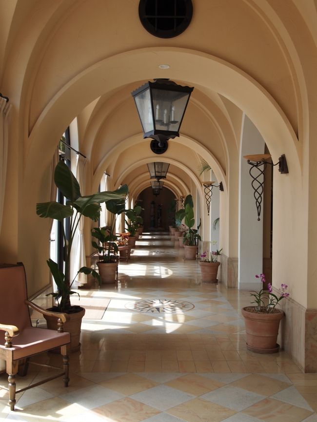 10時に那覇空港到着。トヨタレンタカーでヴィッツを借りて出発。<br />雨の予報でしたが、青空が見えてホッとしました。<br />途中で『浜屋そば』に寄って昼食。<br /><br />14時に日航アリビラ到着。<br />十数回来ているホテルですが、いつ来ても癒されます。