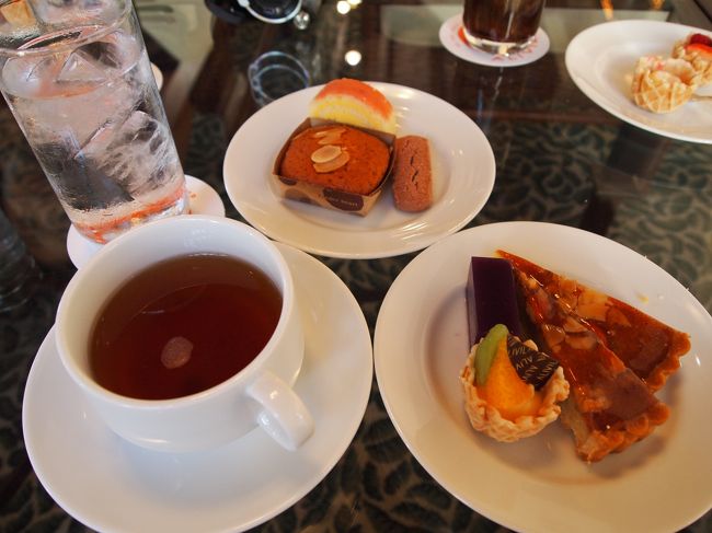 ラウンジ『アリアカラ』でプチスイーツバイキング。<br />小さくて食べやすいスイーツがたくさん並んでました。<br />見た目も、とってもカワイイ♪<br />特にマンゴーロールが美味しかったです。<br />紅茶を飲みながら、至福の時間・・・