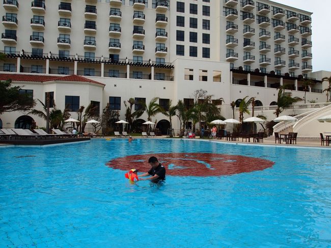 プールの水温は少し冷たかったようですが、<br />子供たちは元気に泳いでました。<br />ガーデンプールのチェアで寛ぎながら眺める、ホテルと青空が大好きです。