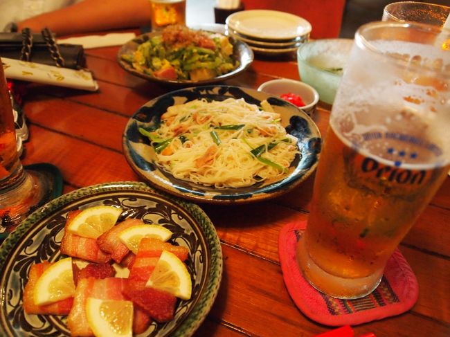 ホテルに戻り、18時半に予約していた『アルタミラ』へ。<br />ここは我が家のお気に入りで、滞在中は必ず行きます。<br />さっき、そばを食べたので、軽く(?)つまみながら、オリオンビールと泡盛をいただきました。<br />19時から、三線ライブが始まりました。<br />次男が小さくて、民謡居酒屋にはなかなか行けないので<br />『アルタミラ』で満喫してます(*^^)v