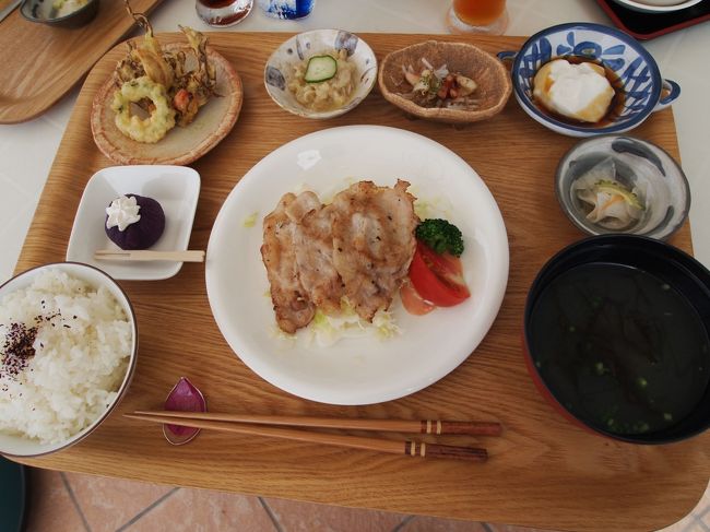 私が頼んだ、日替わりランチＡです。<br />もずくのスープもジーマーミー豆腐も、天ぷらも、<br />デザートの紅芋も、美味しかったです♪