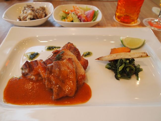 私が注文した、ハーブ鶏と紅豚のグリル。<br />ソースにはお味噌が入っていて、美味しかったです。