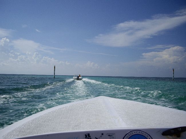 広い海に出ました。<br />ここからスピードUPしろと。<br />ぶっ飛びそうな程早いです。<br />気持ちいーです。<br /><br />４〜５艘のボートが１０ｍ間隔位で並んで飛ばします。<br />私達は２番目なので、リーダーについていきます。<br /><br /><br />
